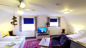 Habitación cuádruple familiar | Escritorio, espacio para trabajar con laptop y wifi gratis