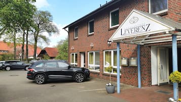 Vista frontal de la propiedad