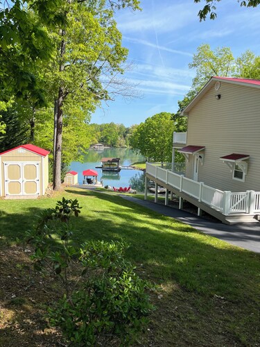 Charming SML lake front 3-bedroom house with WiFi and AC in beautiful Huddleston