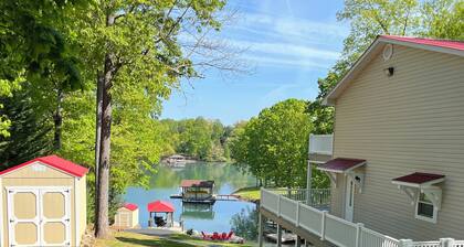 Charming SML lake front 3-bedroom house with WiFi and AC in beautiful Huddleston