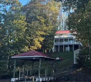 Exterior - Charming SML lake front 3-bedroom house with WiFi and AC in beautiful Huddleston (Huddleston)