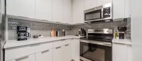 Een koelkast, een microgolfoven, een oven, een kookplaat