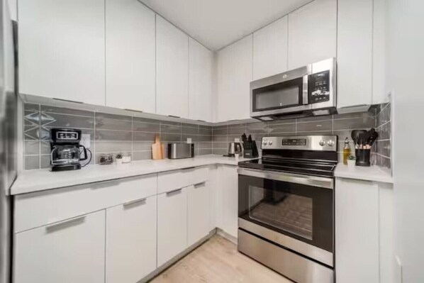 Réfrigérateur, micro-ondes, four, plaque de cuisson