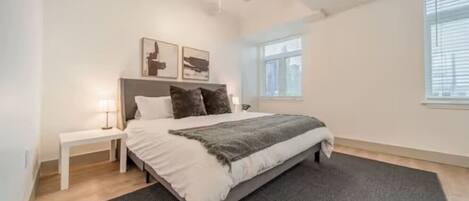 3 habitaciones, escritorio, tabla de planchar con plancha y wifi