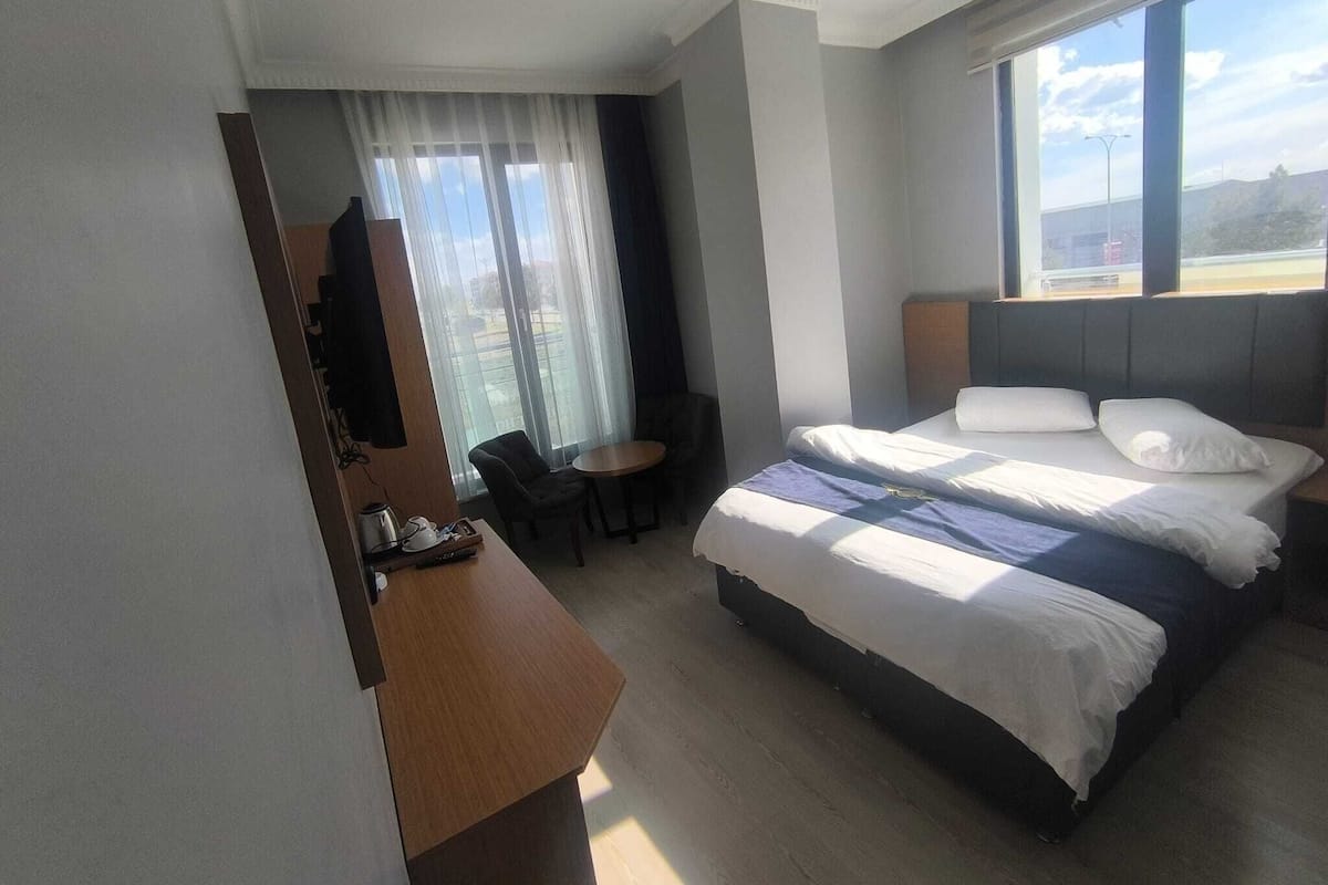 Kamar Double Klasik untuk 1 Orang | Ruang kerja ramah laptop