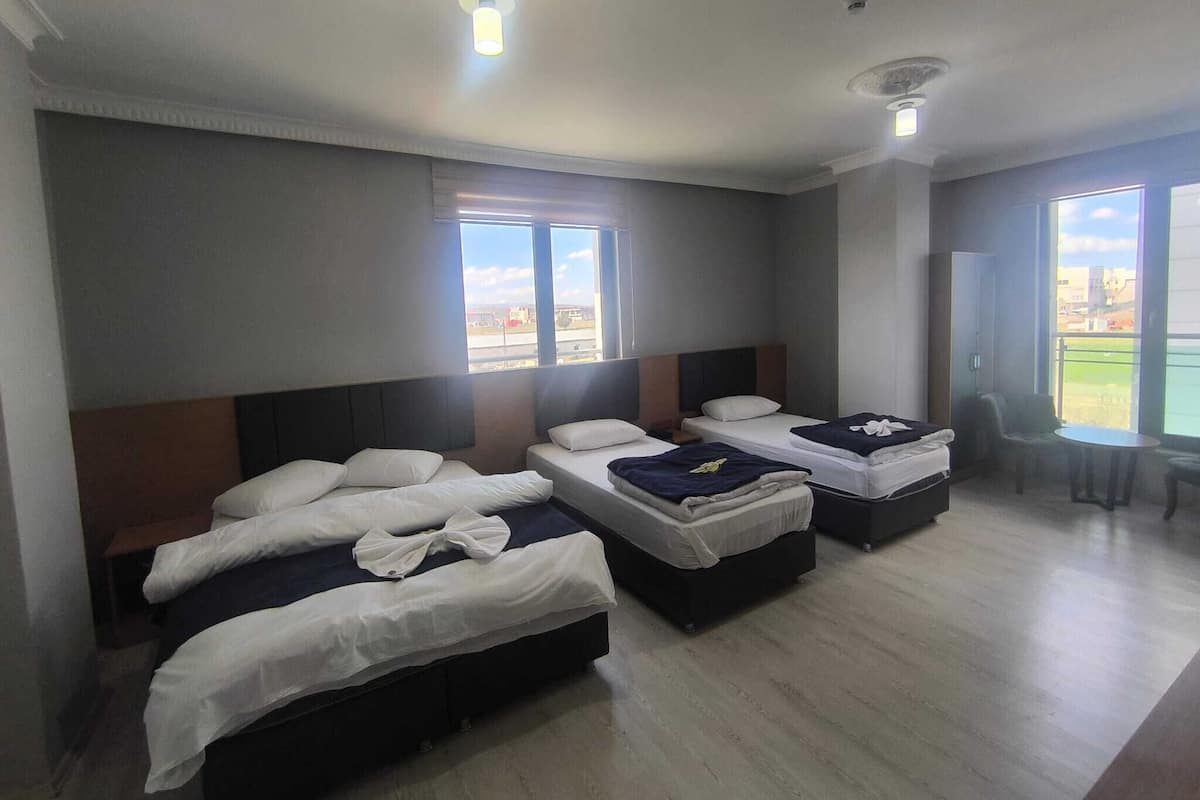 Kamar Quadruple | Ruang kerja ramah laptop