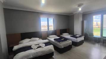 Kamar Quadruple | Ruang kerja ramah laptop