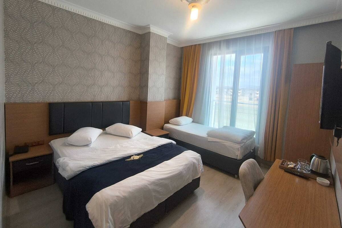 Kamar Triple Klasik | Ruang kerja ramah laptop