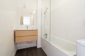 Toallas, jabón, papel de baño 