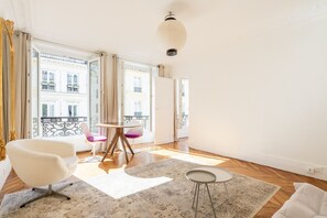 Interior - Coup de Coeur St Georges (Paris)
