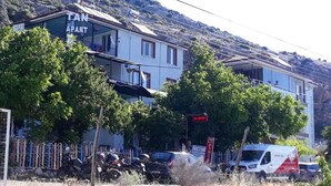 A two-story building with a sign reading "TAN APART". - Tan Apart Aile Ev Pansiyonu (Yesilova)