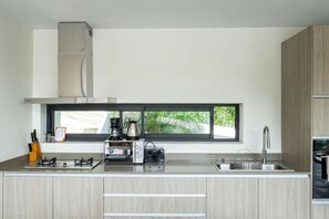 Kylskåp, mikrovågsugn, ugn och spishäll