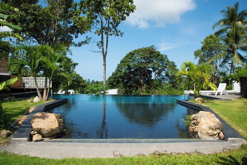 Chaweng hillside retreat with balcony, pool, bar & full amenities for a serene stay.