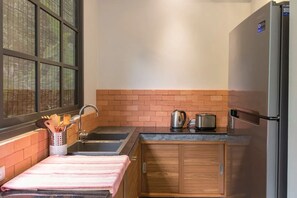 Réfrigérateur, micro-ondes, plaque de cuisson, cafetière/bouilloire