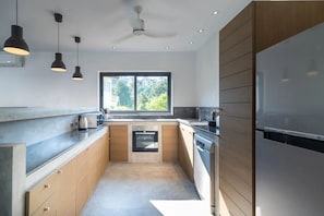 Refrigerador, microondas, horno, placa de cocina