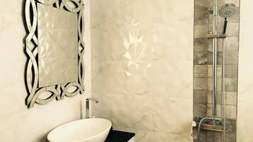 SĂšche-cheveux, serviettes fournies