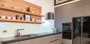 Refrigerador, microondas, horno, placa de cocina