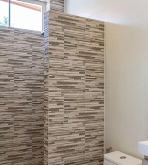 Sèche-cheveux, serviettes fournies