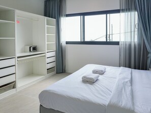 3 bedrooms, desk, iron/ironing board, free WiFi