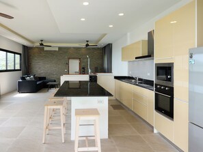 Refrigerador, microondas, horno, placa de cocina