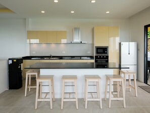 Refrigerador, microondas, horno, placa de cocina