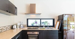 Kühlschrank, Mikrowelle, Herdplatte, Wasserkocher mit Kaffee-/Teezubehör