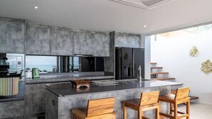 Cafetera y tetera, refrigerador, microondas y horno 
