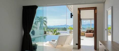 3 quartos, escrivaninha, ferros/tábuas de passar roupa