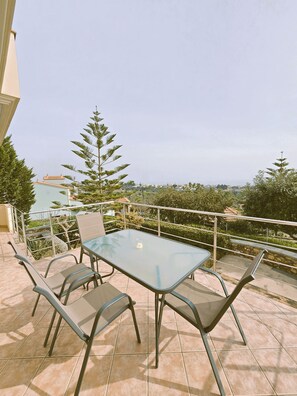Outdoor dining - Minutes away from Chios Town center lies Villa Sea View offering excelent Views (Chios)