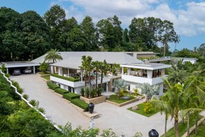 Exterior - Luxury 5‑bed villa in Mae Nam with pool, spa, gym, cinema & garden near golf and beaches. (Koh Samui)