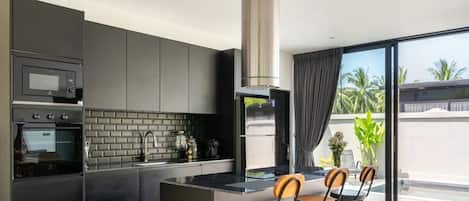 Kühlschrank, Mikrowelle, Ofen, Herdplatte