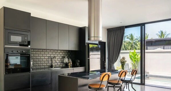 Refrigerador, microondas, horno, placa de cocina