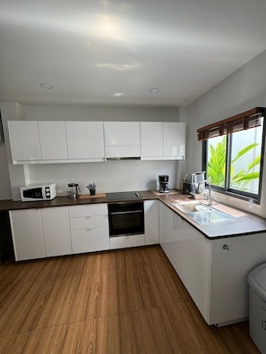 Refrigerador, microondas, horno, placa de cocina