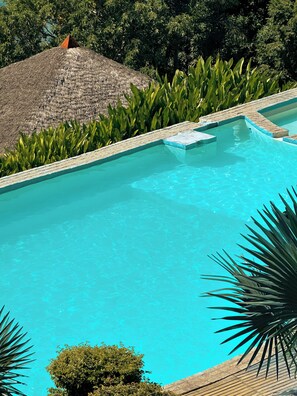 Una piscina al aire libre