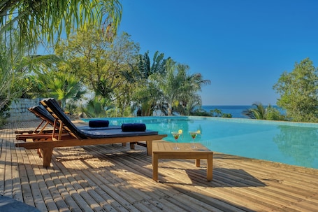 Outdoor pool. Manja Kely Lodge