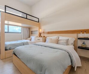 2 habitaciones, escritorio y tabla de planchar con plancha 