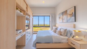 Une chambre avec un grand lit, une télévision et une vue sur l’extérieur.