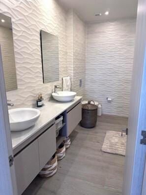 Regadera, secadora de cabello, toallas, jabón 