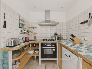 Kylskåp, mikrovågsugn, ugn och diskmaskin