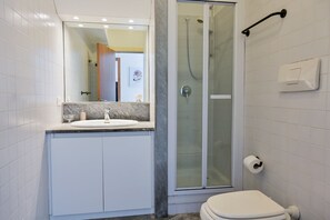 Dusche, Haartrockner, Bidet, Handtücher