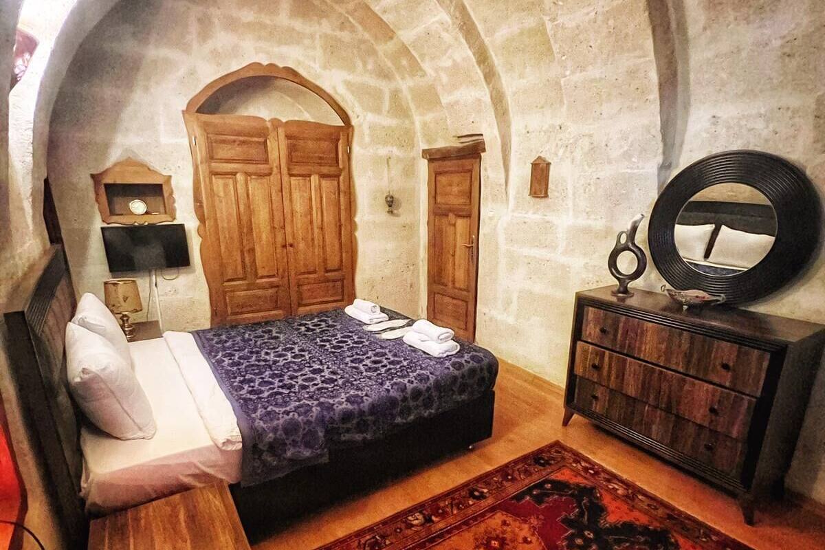 Deluxe Room | Laptop workspace, iron/ironing board (on request), WiFi (free)