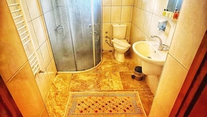Deluxe Room | Bathroom | Shower, hair dryer, slippers, soap - Bir Kedi Villa (Avanos)