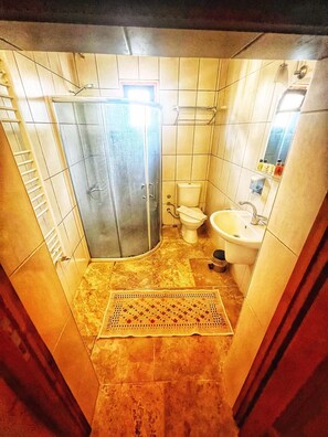 Deluxe Room | Bathroom | Shower, hair dryer, slippers, soap - Bir Kedi Villa (Avanos)