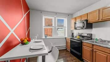 Oven, stovetop, coffee/tea maker, cookware/dishes/utensils