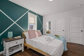 1 quarto, berço de viagem, roupa de cama