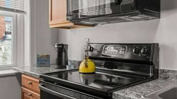 Een kookplaat, een koffiezetapparaat/waterkoker