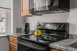 Cooktop, cafeteira/chaleira, talheres/pratos/utensílios de cozinha