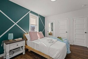 1 bedroom, travel crib, bed sheets