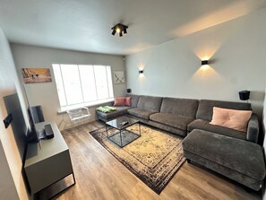 Fernseher, DVD-Player, Videothek, Stereoanlage