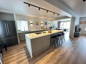 Frigorífico, microondas, horno y placa de cocina